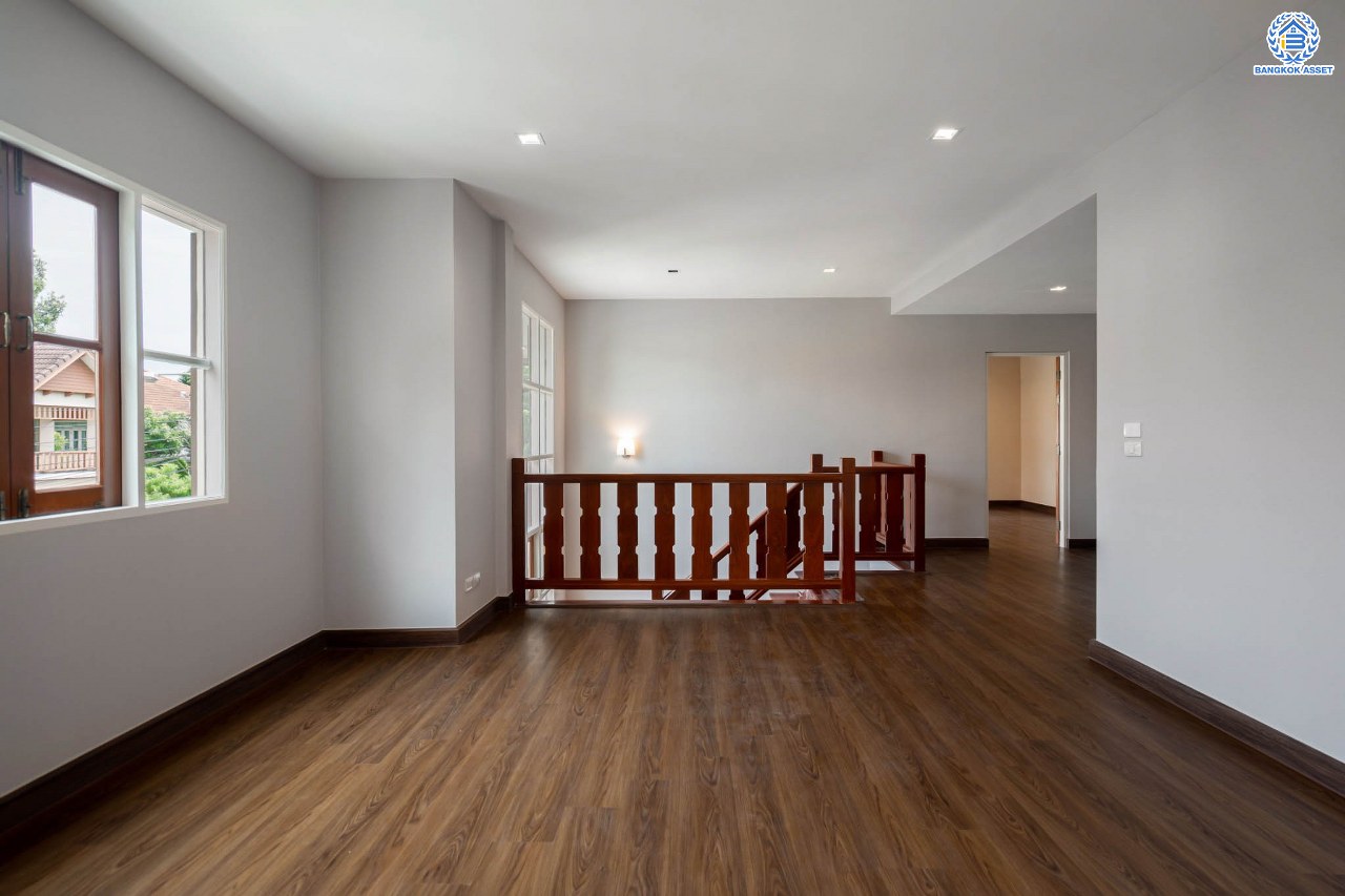 บ้านมือสองตกแต่งใหม่ แบรนด์ Q.House ม.ลัดดารมย์ ปิ่นเกล้า หลังใหญ่ตกแต่งเรียบหรู เนื้อที่ 92.8 ตร.ว. พื้นที่ใช้สอยเยอะถึง 320 ตร.ม. ฟังก์ชันจัดเต็ม 3 ห้องนอน 4 ห้องน้ำ 1 ห้องอเนกประสงค์ 1 ห้องแม่บ้าน จอดรถได้ 4 คัน พร้อม Living Room กว้าง บนทำเลศักยภาพ ใกล้เซ็นทรัลเวสต์เกต, วงเวียนพระราม5, ทางด่วน "กาญจนาภิเษก" และรถไฟฟ้า "สถานีตลาดบางใหญ่"